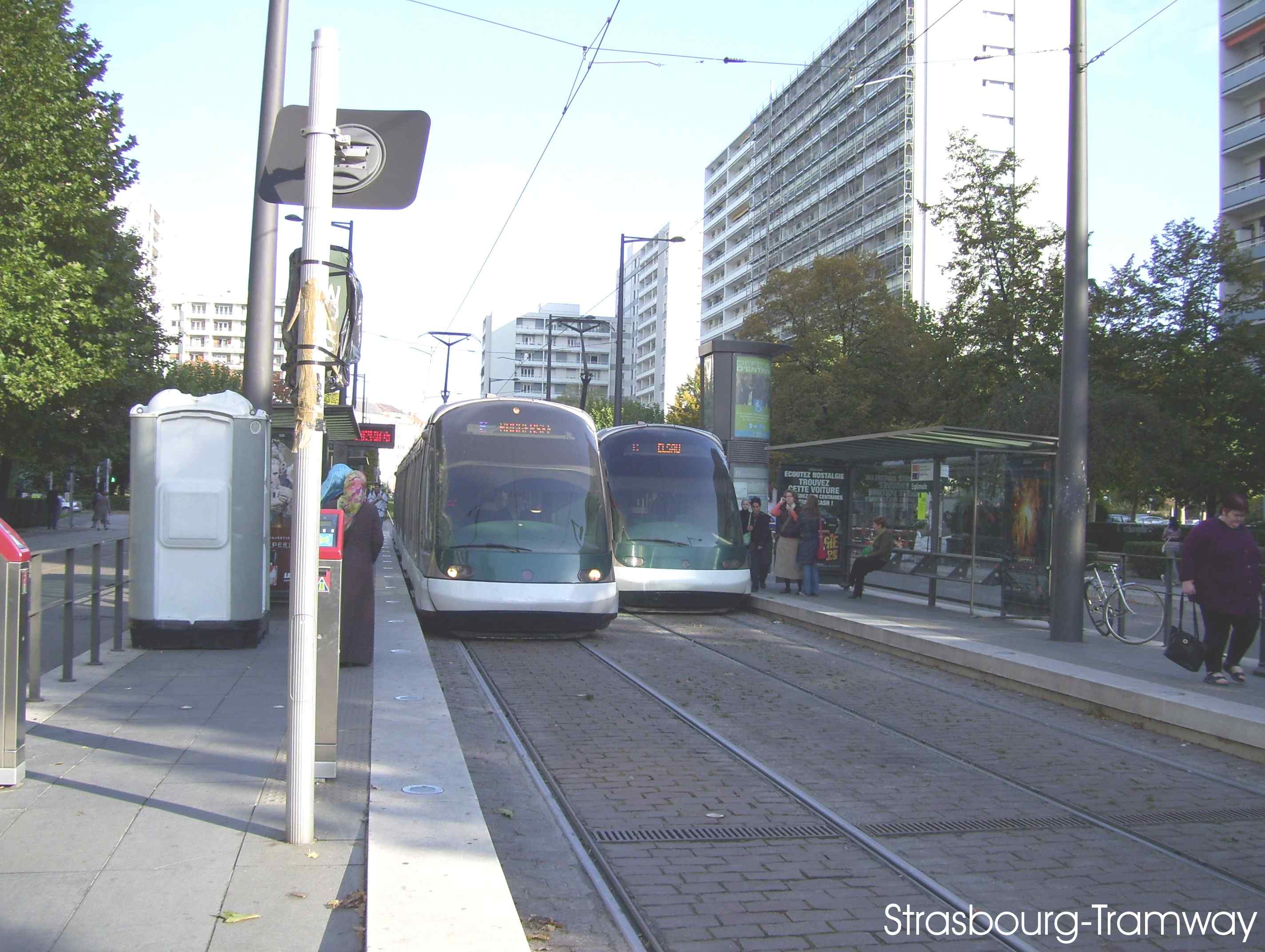 Deux Eurotrams en station, l'un de la ligne E en direction de