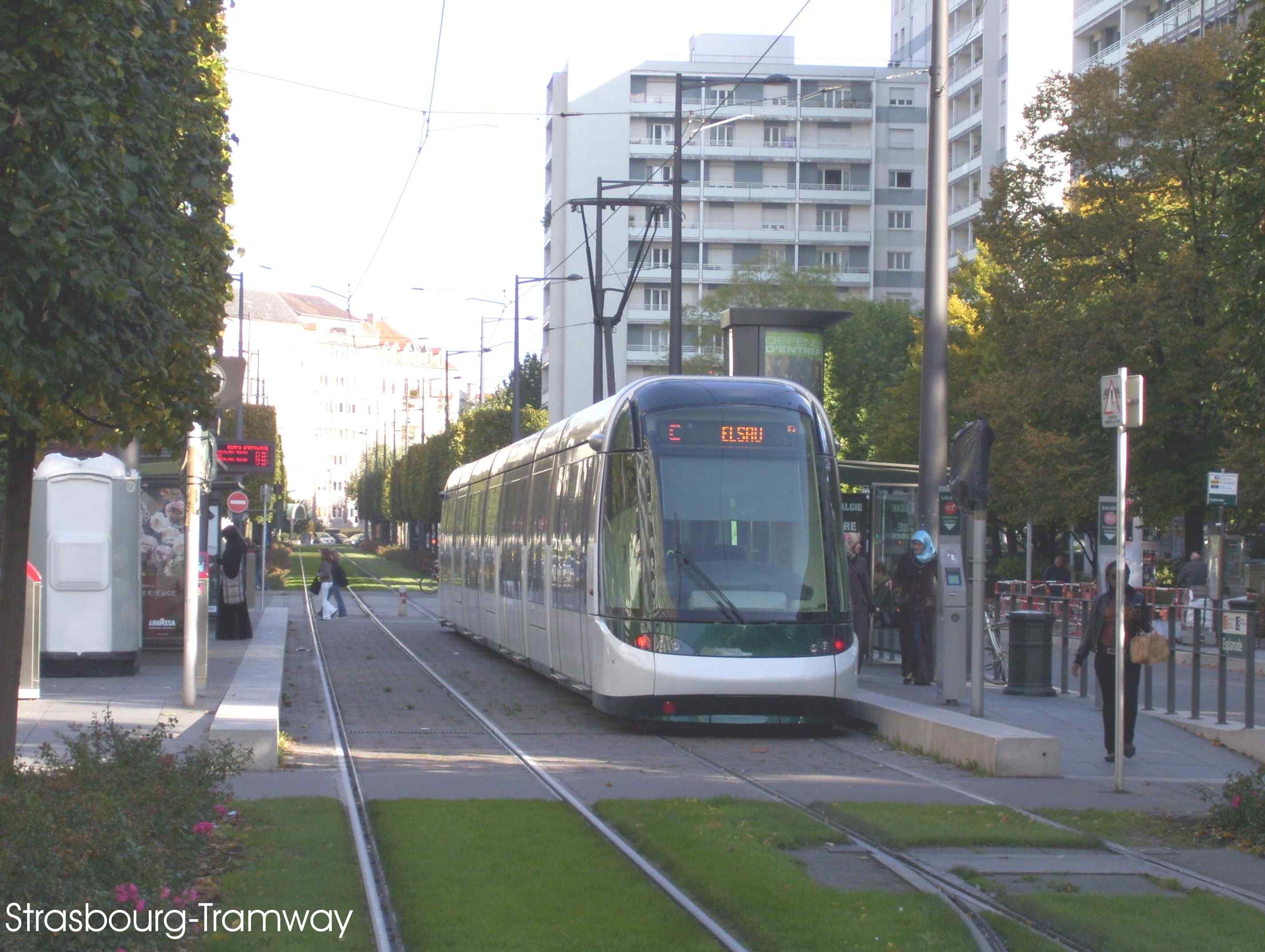 Une autre vue de la rame et de la station.