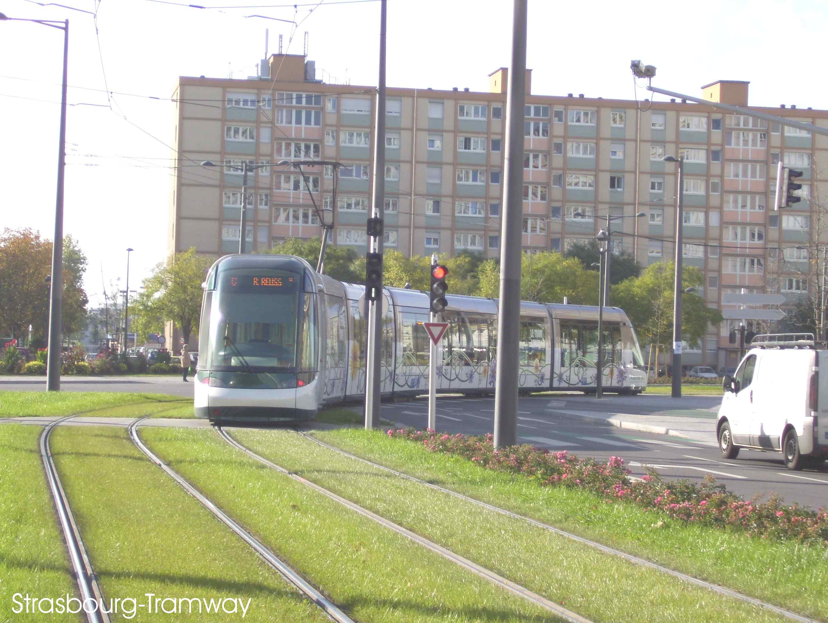 Un Citadis de la ligne C traverse le carrefour de l'Esplande.