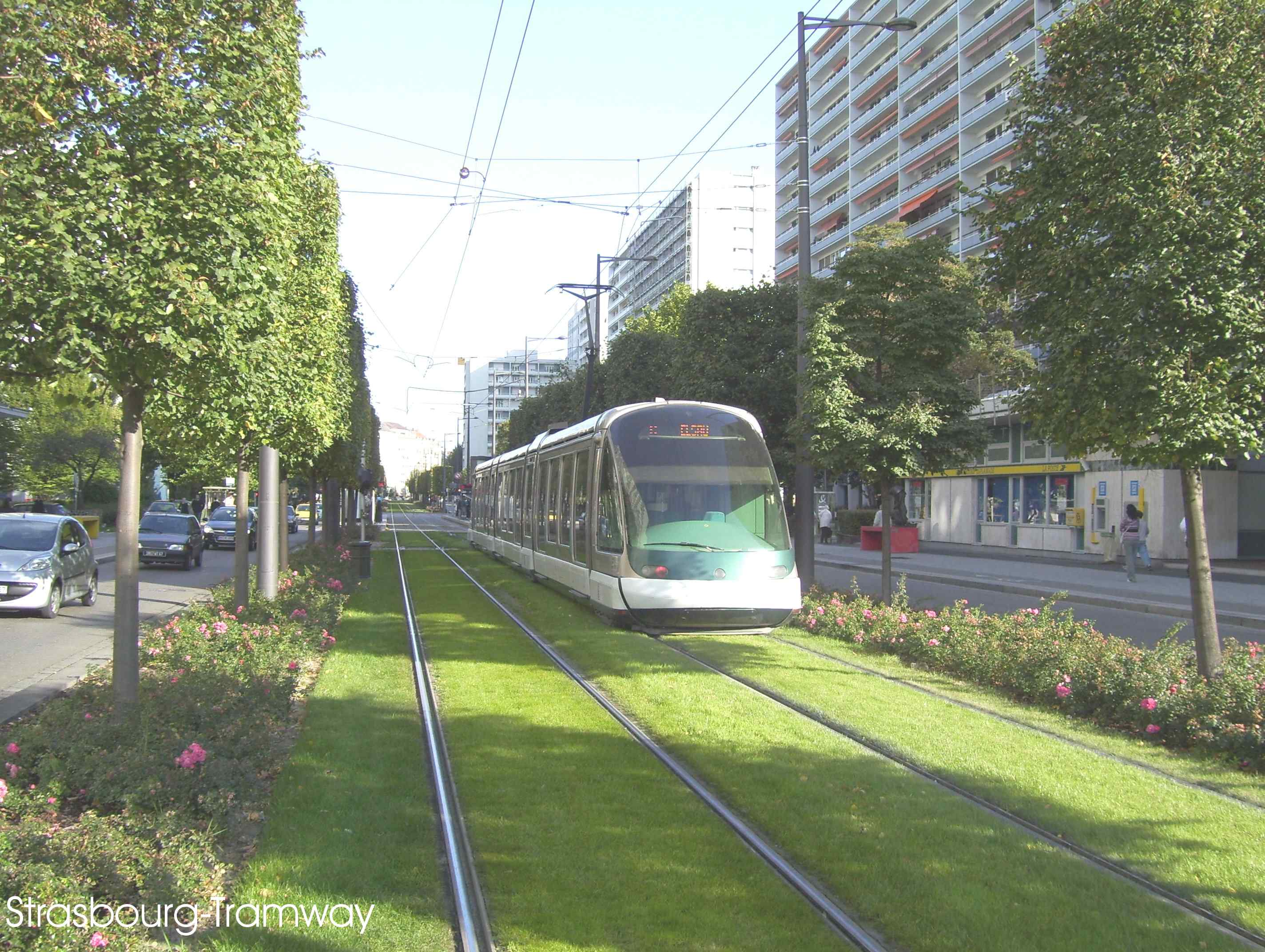 Un Eurotram entre en station.